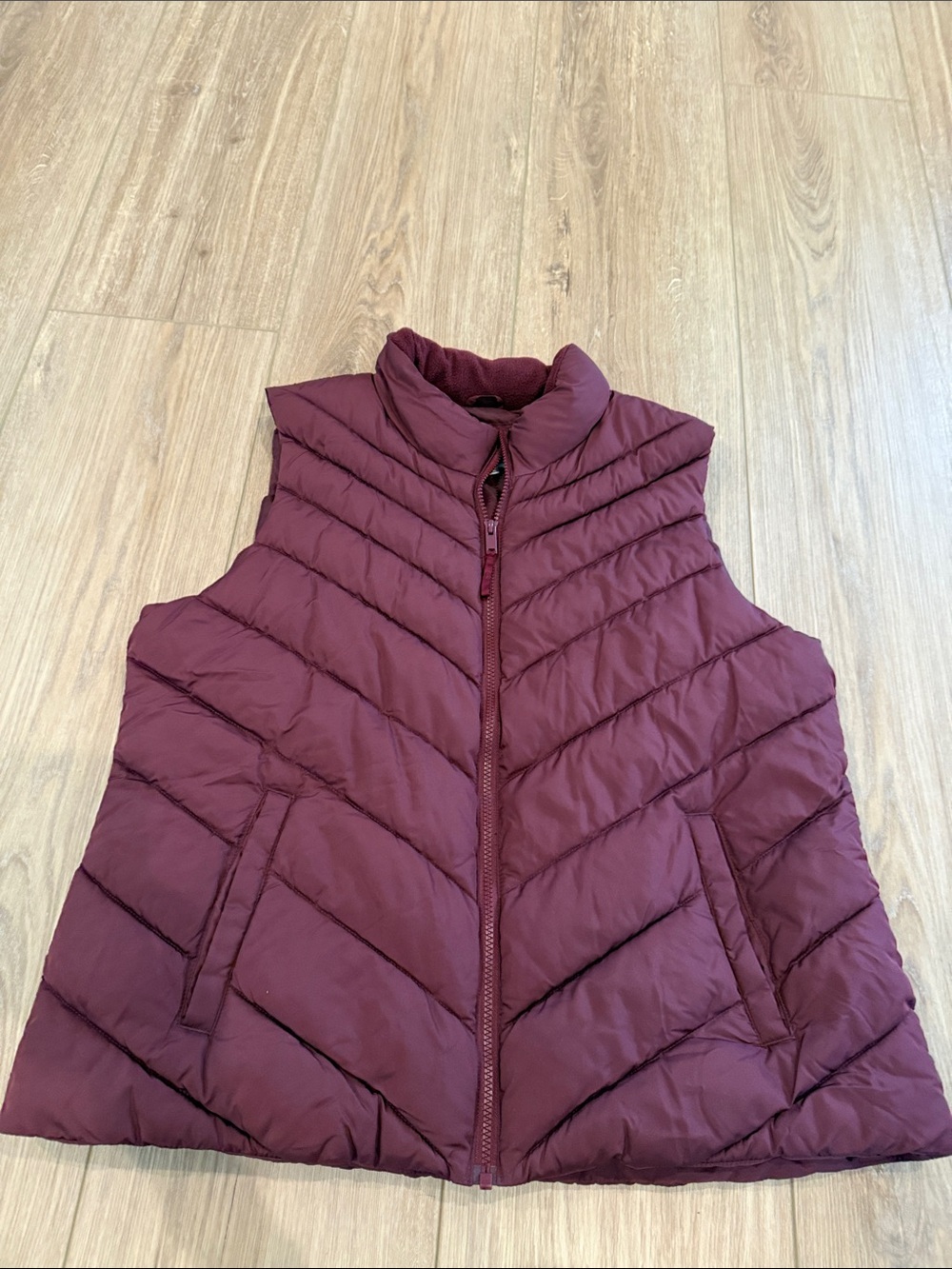 GAP Womens Quilted Puffer Vest - Wine